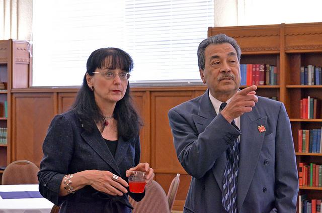 Former president Rodolfo Arévalo points out different faculty members to incoming president Dr. Mary Cullinan (2014)
