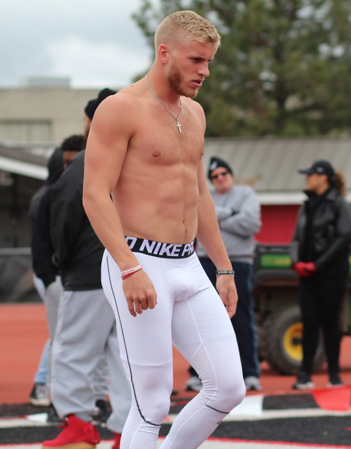 Wide receiver Cooper Kupp lining up to run the 40 yard dash.