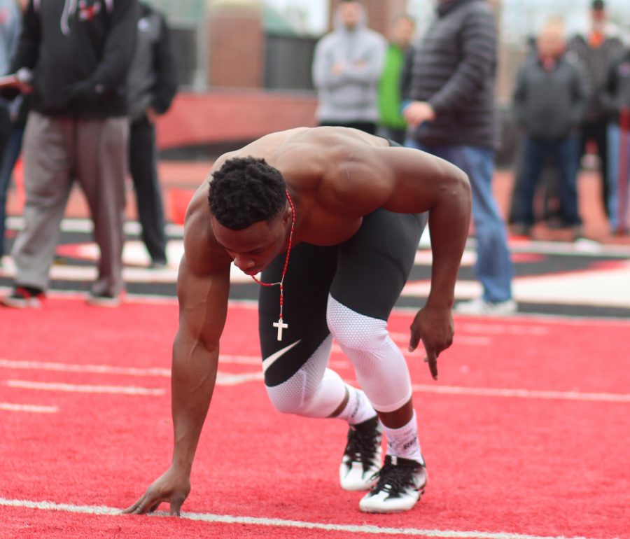 Defensive end Samson Ebukam lining up to do the 3-cone drill.