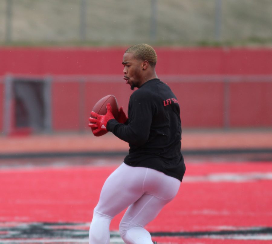Wide receiver Shaq Hill making a catch during the wide receiver field session.