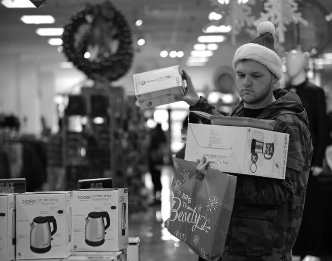 A+shopper+looks+for+deals+on+Black+Friday+in+Seattle.+An+estimated+%24682+billion+was+spent+on+Black+Friday+in+2017+%7C+Photo+courtesy+Associated+Press%2FElaine+Thompson