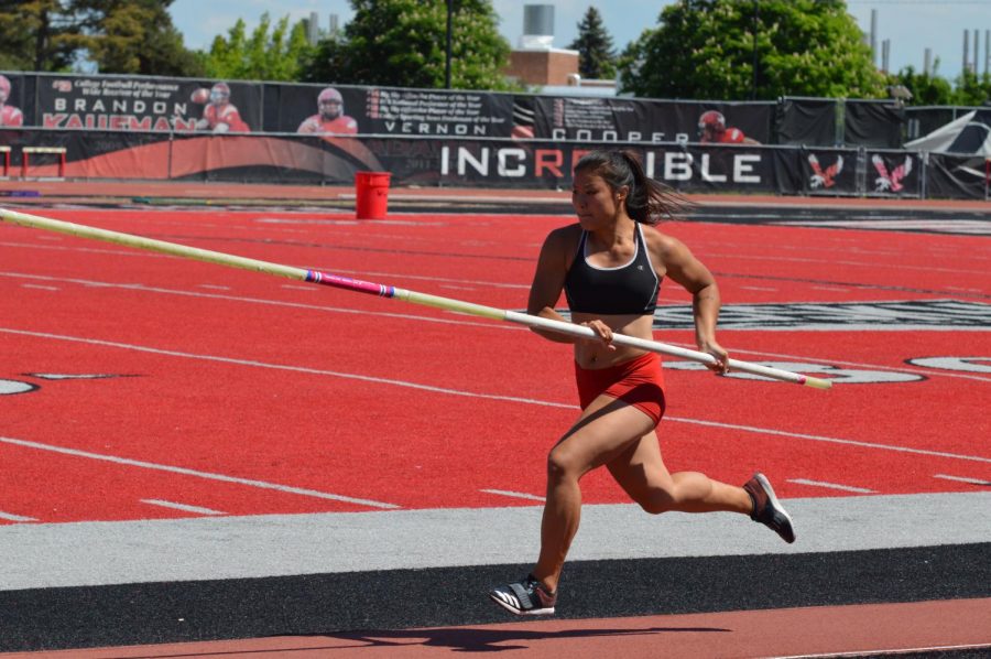 Senior Erin Clark prepares to pole vault at a recent practice. Clark will compete in the event at the NCAA West Preliminary Championship in Sacramento this weekend | Bailey Monteith for The Easterner 